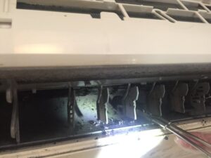 エアコンの吹き出し口の黒い点を見てしまった方